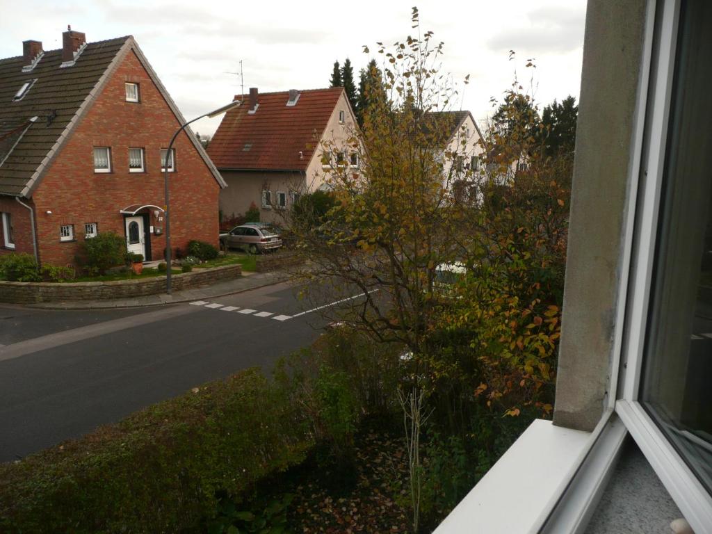 una vista da una finestra di una strada con case di Quartier Ostheim a Colonia