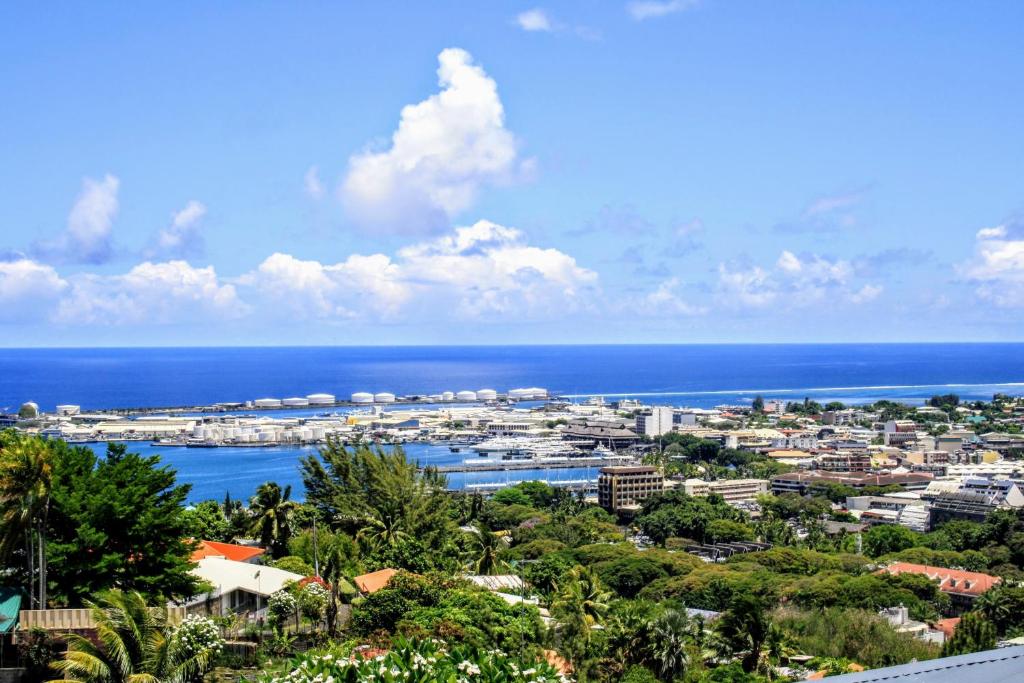 TAHITI - Fare Temahana - Four-Bedroom House