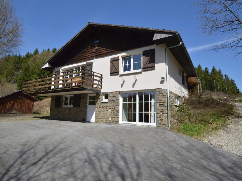 uma casa numa colina com uma entrada em Holiday home in the middle of nature with sauna em Longfaye