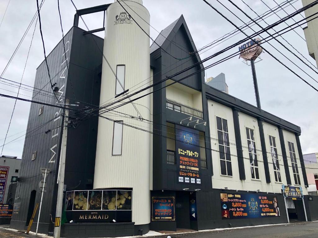 a building on the corner of a street at Hotel Mermaid (Leisure Hotel) in Beppu
