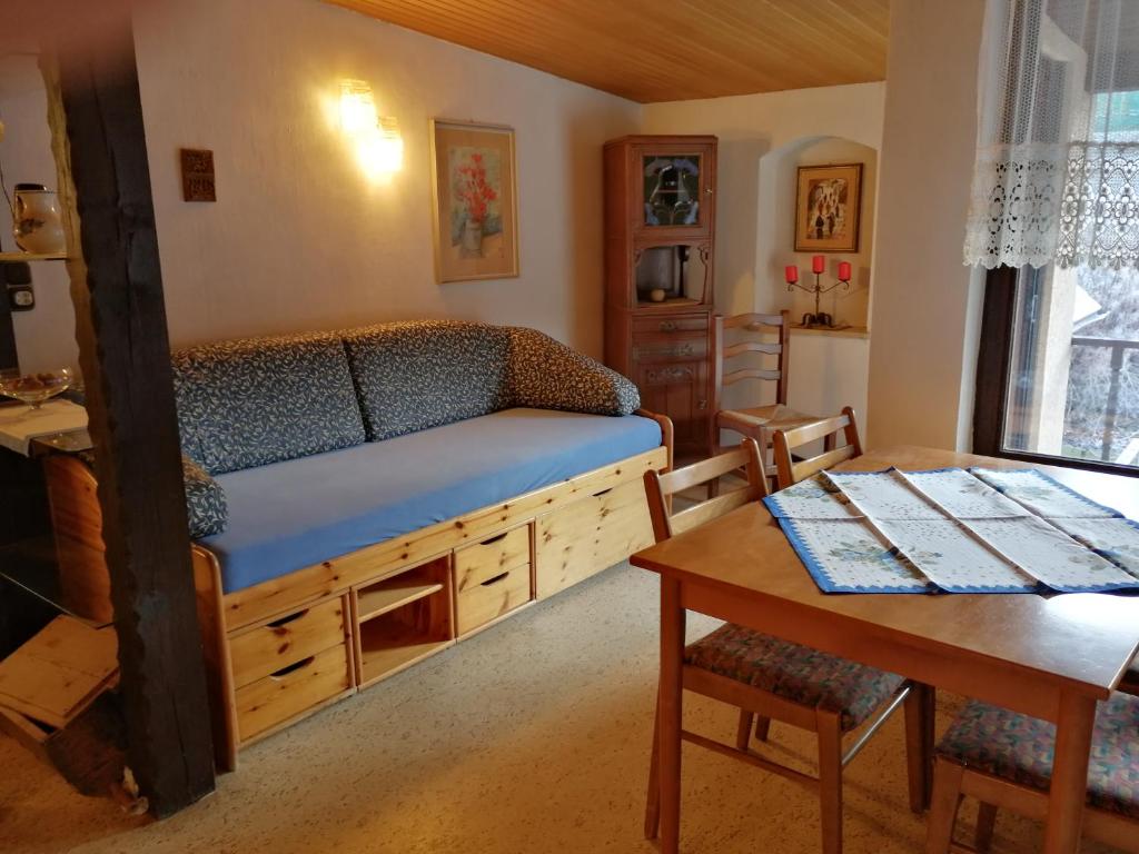 salon z łóżkiem i stołem oraz stolik sidx sidx w obiekcie Appartmenthaus Kern w mieście Aigen im Mühlkreis