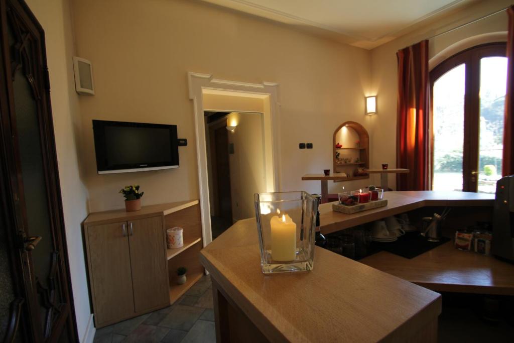 Televízia a/alebo spoločenská miestnosť v ubytovaní Hotel Villa Betania