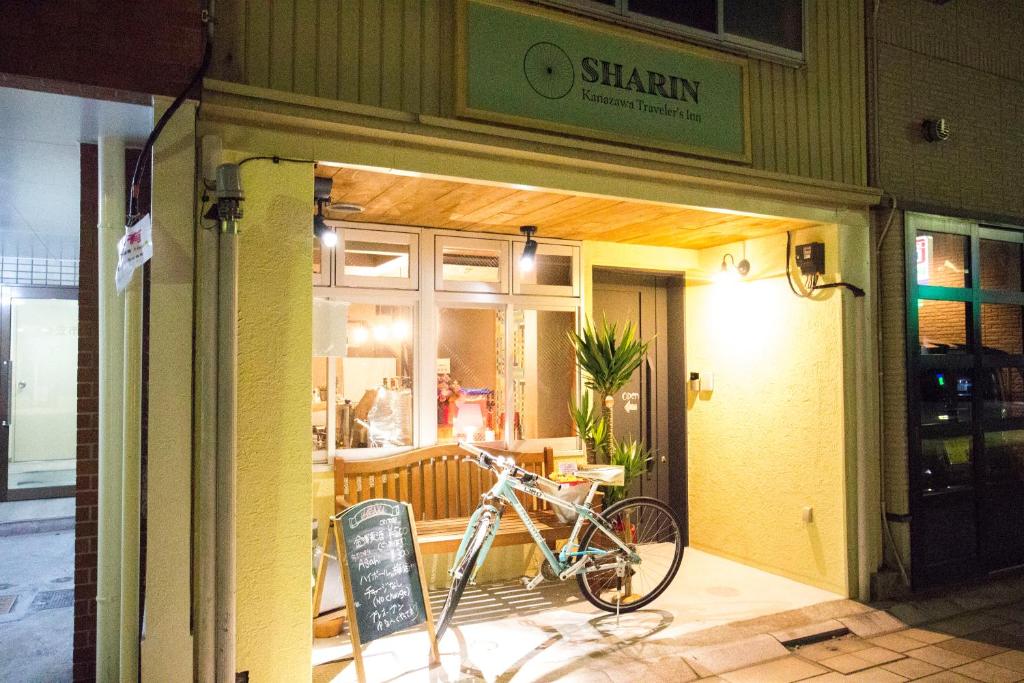 ein Fahrrad, das vor einer Ladefront geparkt ist in der Unterkunft SHARIN in Kanazawa