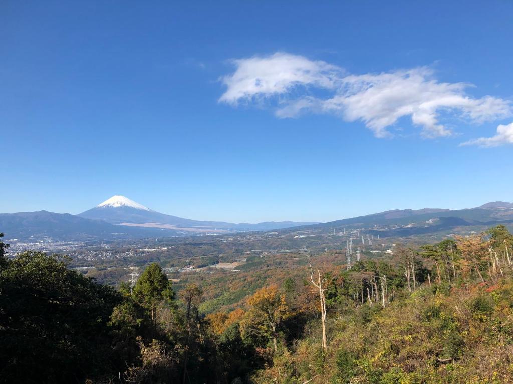 - une vue sur les montagnes enneigées depuis une colline dans l'établissement 南箱根 熱海 貸切別荘 リゾートハウス バンボー, à Kannami