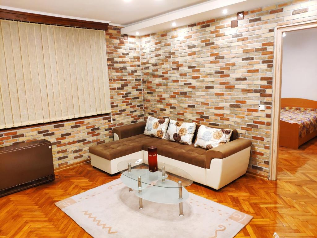 ein Wohnzimmer mit einem Sofa und einem TV in der Unterkunft V2 with Love - Vintage Modern and Spacious in Belgrad