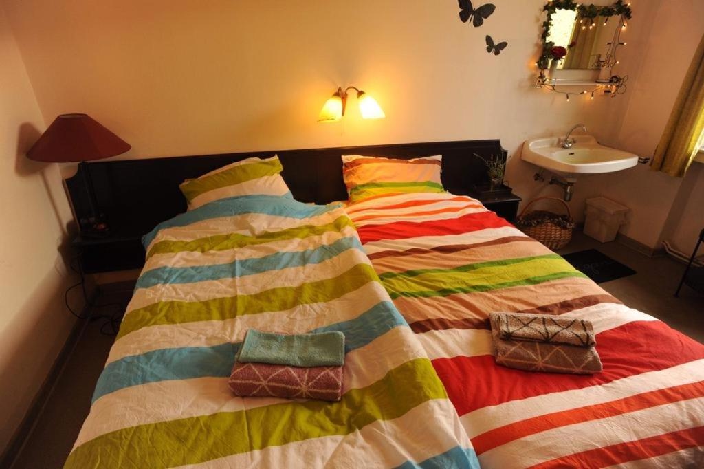 Johnny and Jones - Standard Twin Room With Shared Bathroom