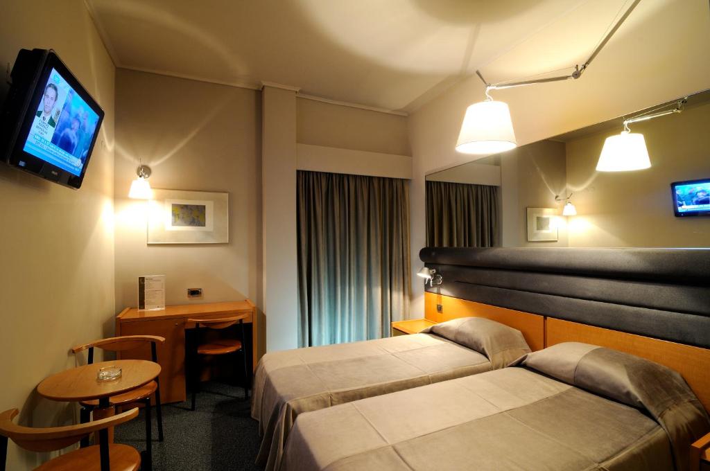 Postel nebo postele na pokoji v ubytování Maniatis Hotel
