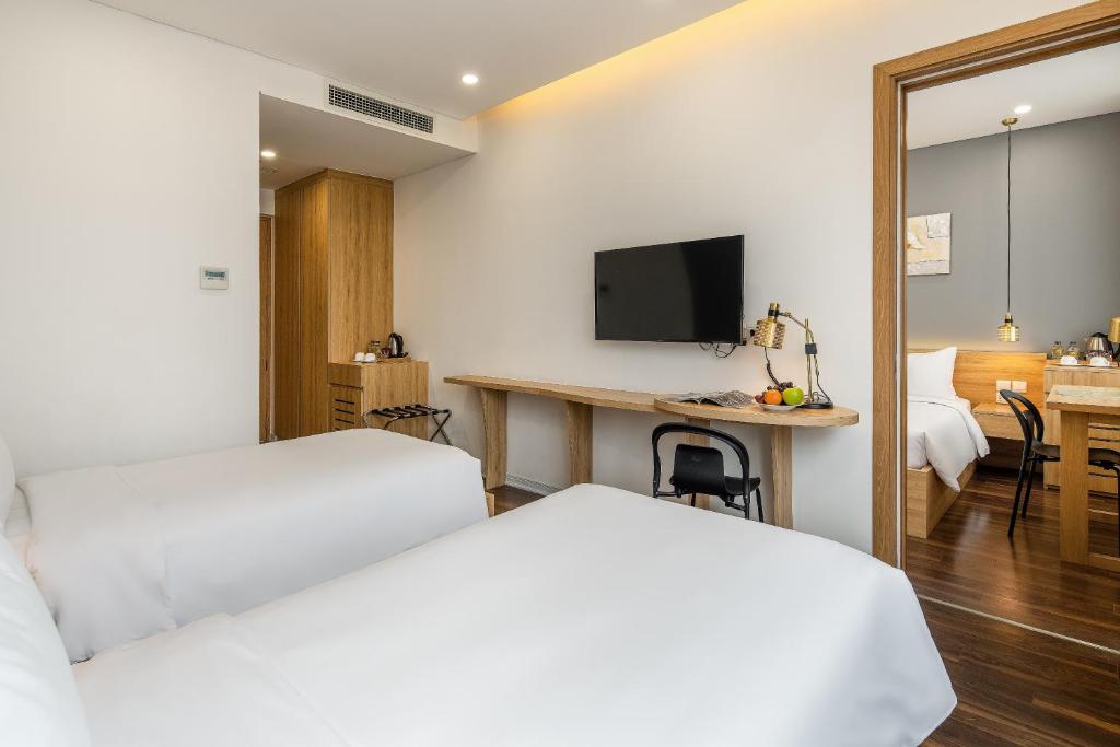 Giường trong phòng chung tại Magnolia Hotel