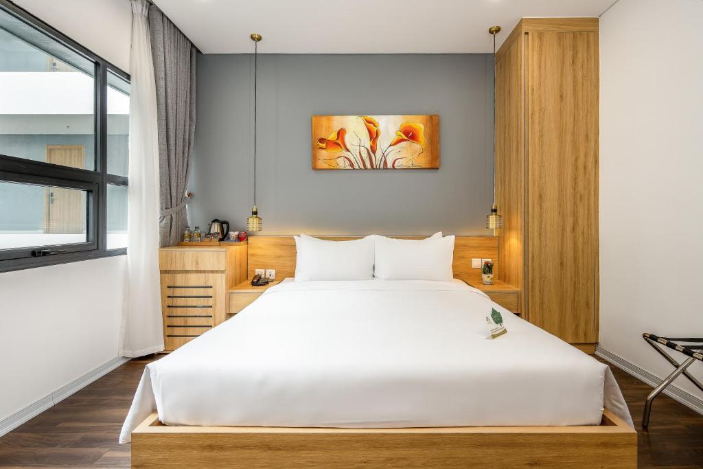 Giường trong phòng chung tại Magnolia Hotel