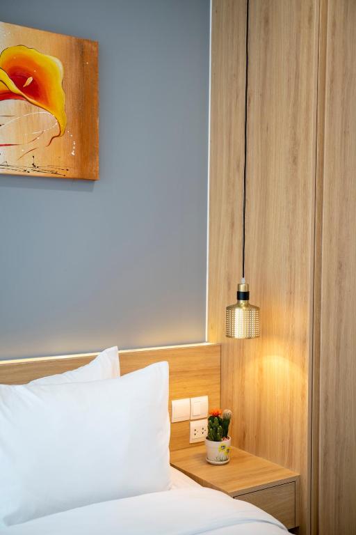 Giường trong phòng chung tại Magnolia Hotel