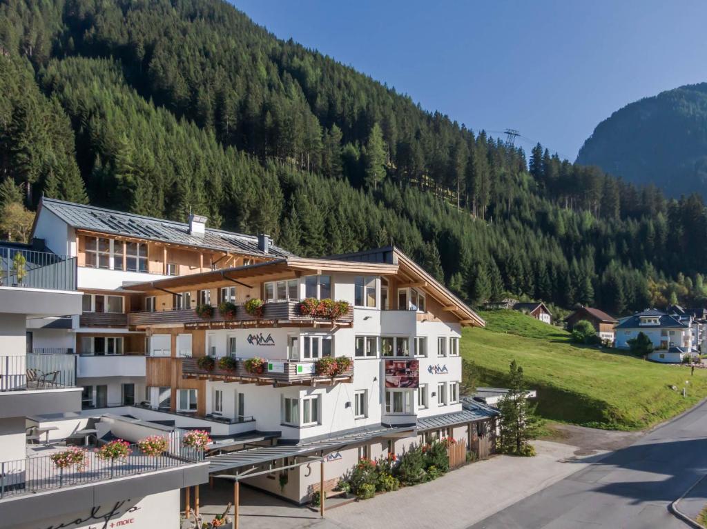 ein Hotel mit einem Berg im Hintergrund in der Unterkunft Gradiva Apartments in Ischgl