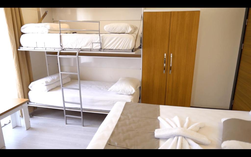 Postel nebo postele na pokoji v ubytování GÜVEN HOTEL