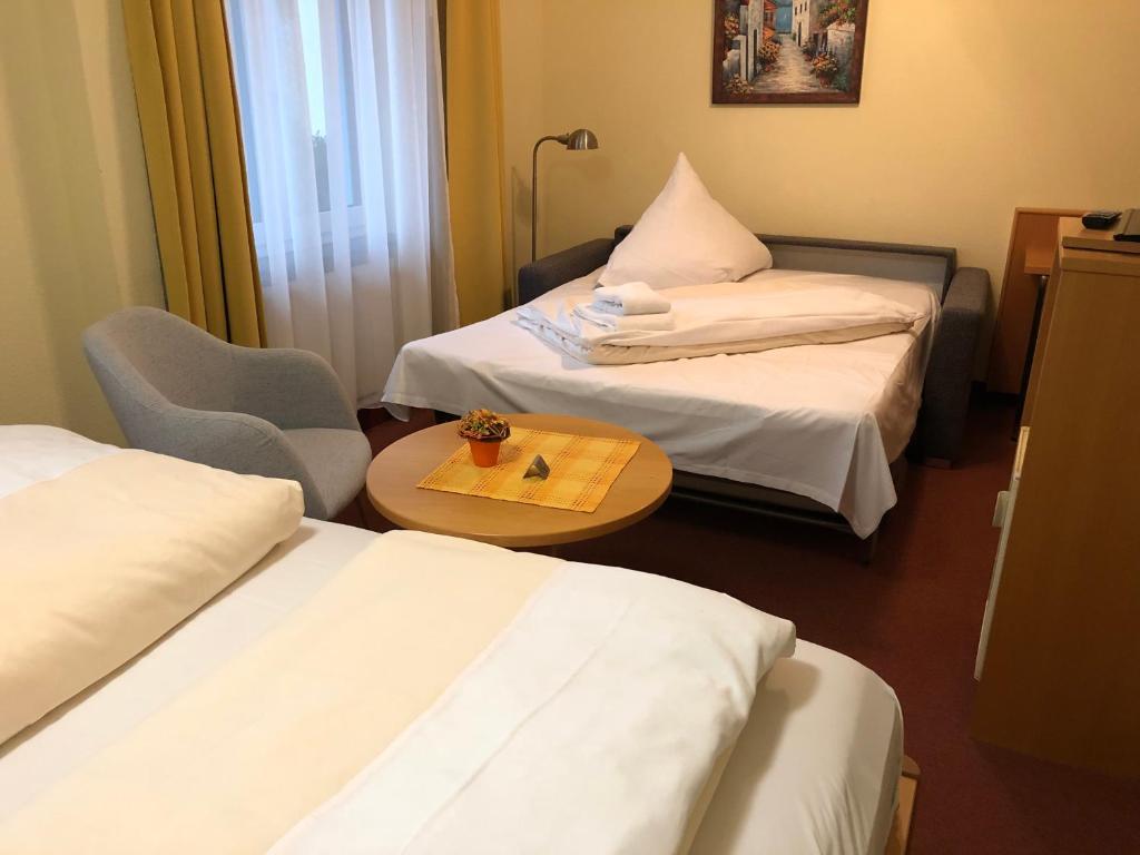 Postel nebo postele na pokoji v ubytování Hotel Rose Heidelberg inklusive Frühstück & Saunanutzung