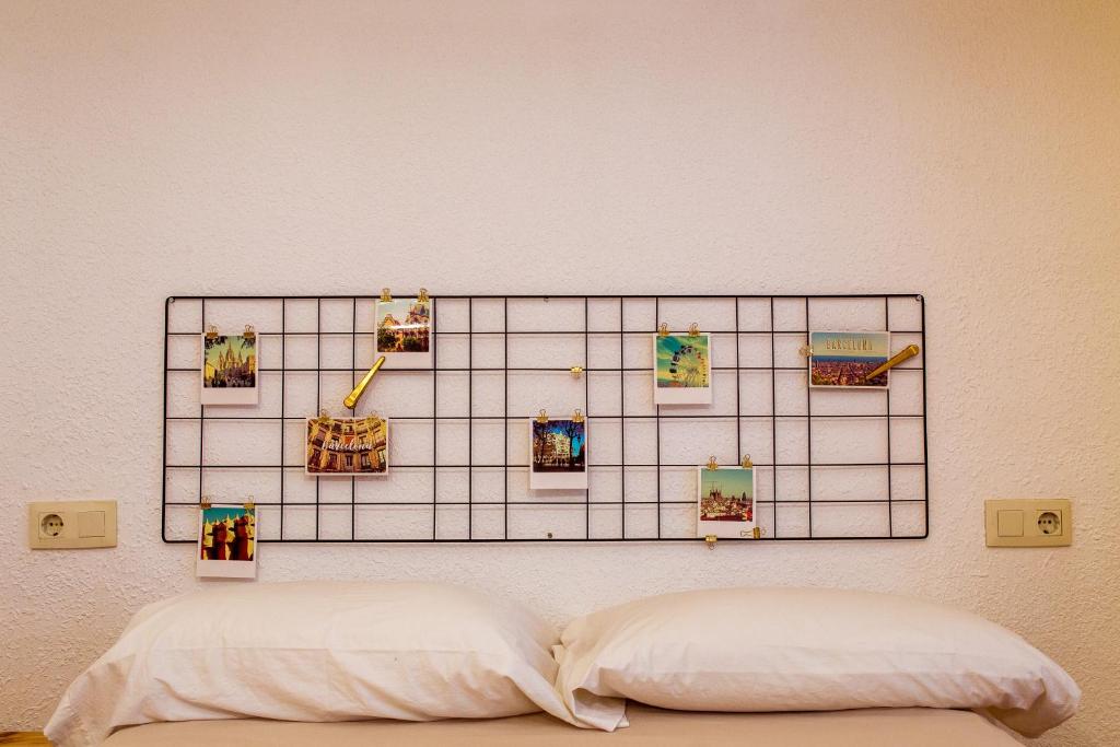 una pared de azulejos con fotos junto a una cama en Barcelona - Art, en Barcelona