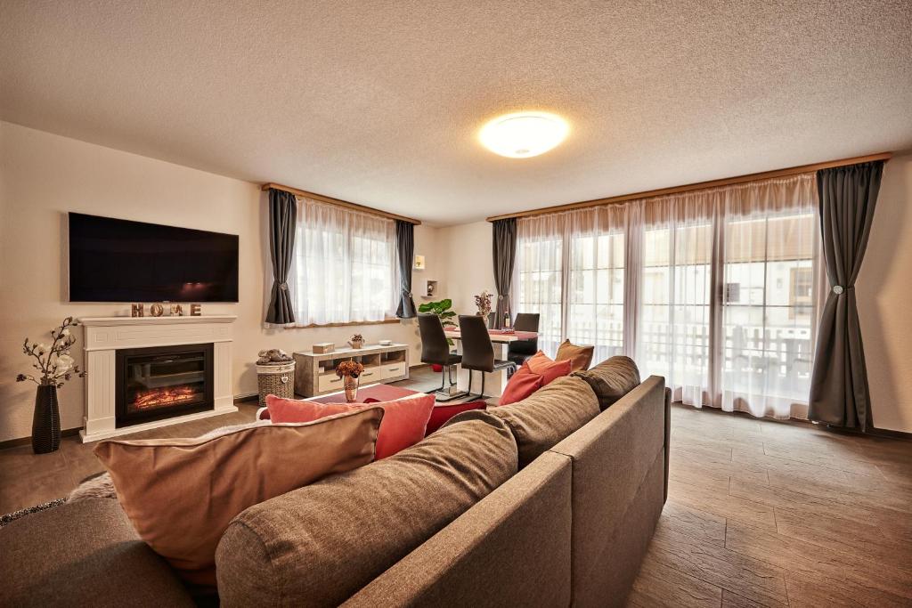 TV a/nebo společenská místnost v ubytování Apartment Breithorn - Charming home - free parking & Wifi