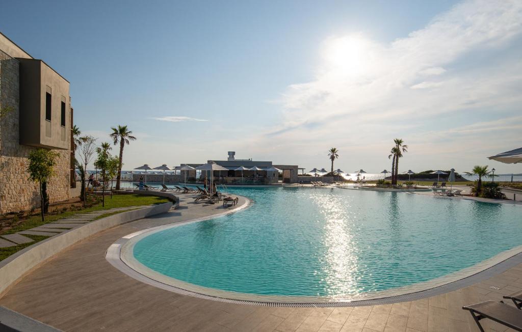 Bazén v ubytování Portes Lithos Luxury Resort nebo v jeho okolí