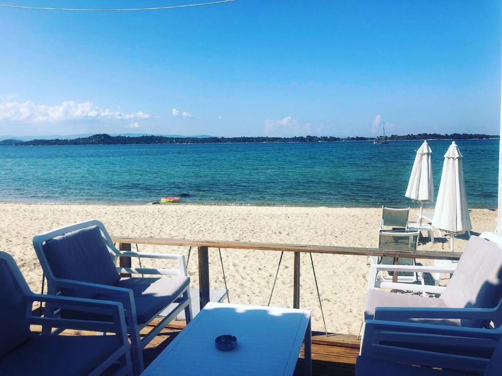 Zinozis Beach Apartments - 12