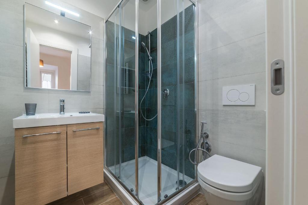 A bathroom at Roman Station House