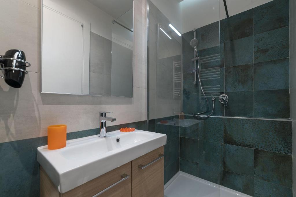 A bathroom at Roman Station House