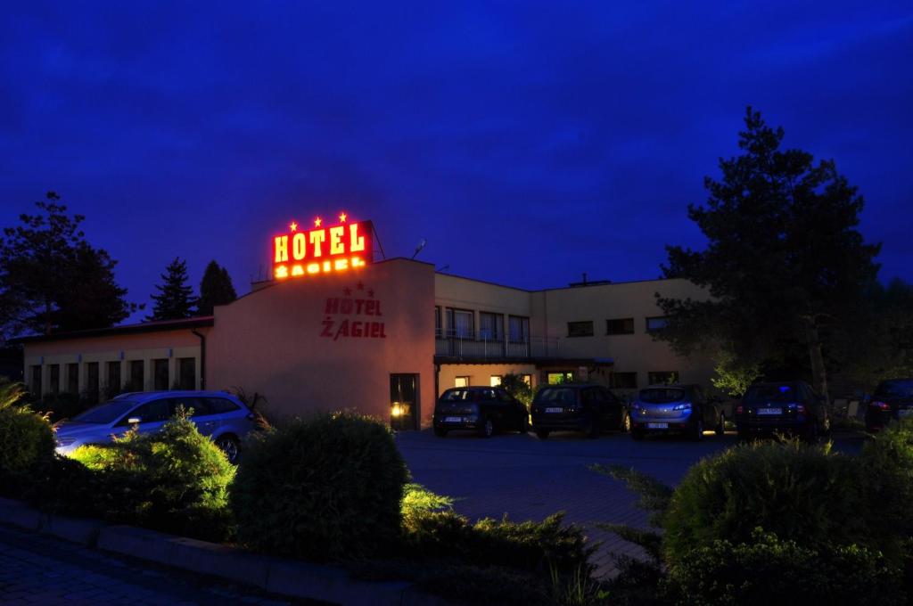 un edificio con un letrero de neón encima en Hotel Żagiel, en Niewiesze