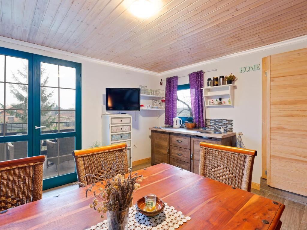 TV a/nebo společenská místnost v ubytování Delightful Holiday Home with Garden