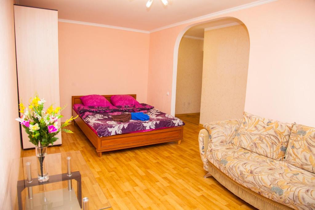 Semi-luxury Apt on Nezalezhnoi Ukr?iny 63 near Intourist Hotel - Housity