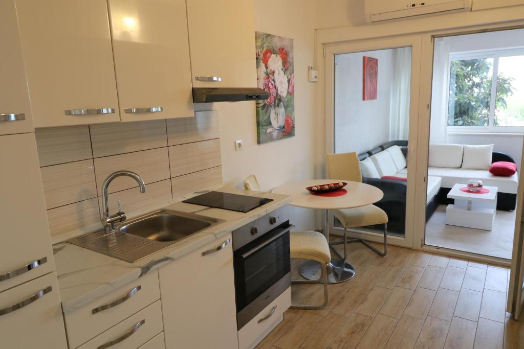 Kuchyň nebo kuchyňský kout v ubytování Apartmani Bilokapić Primošten