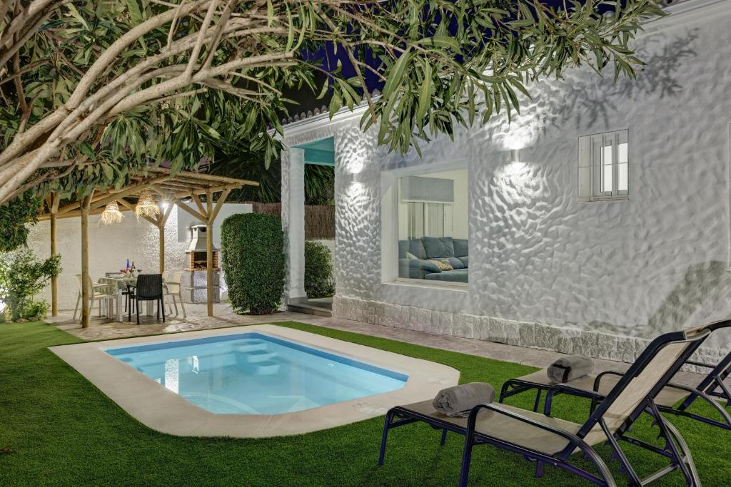 een zwembad in de tuin van een huis bij Villa Conchita By Seric,15´ walking to the beach in Torremolinos
