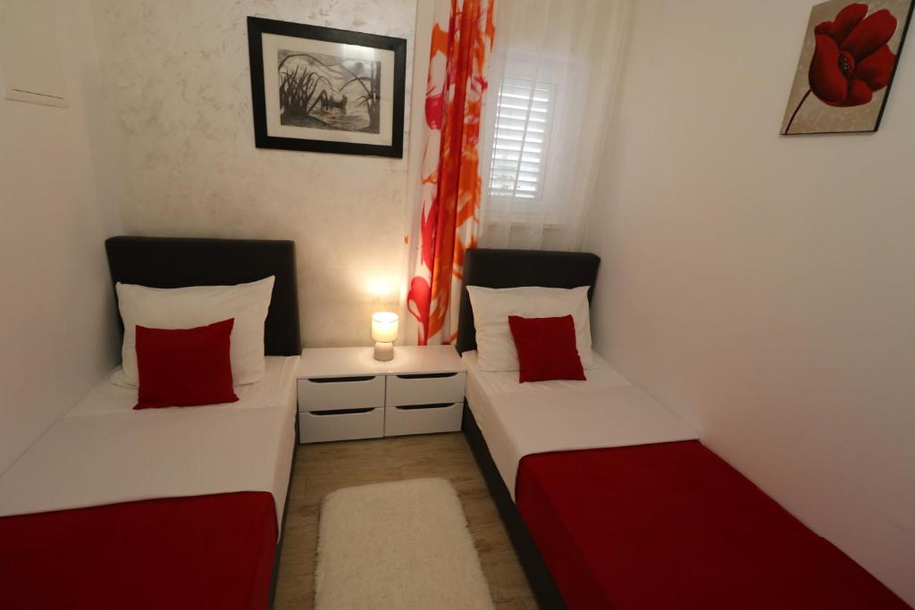 Postel nebo postele na pokoji v ubytování Apartmani Bilokapić Primošten