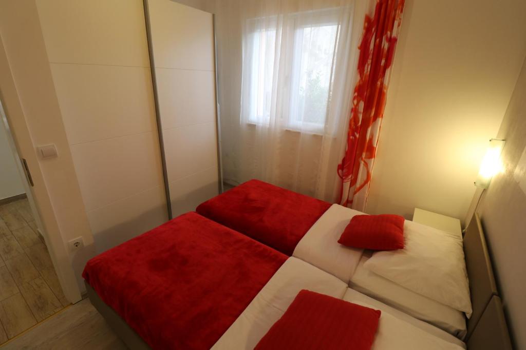 Postel nebo postele na pokoji v ubytování Apartmani Bilokapić Primošten