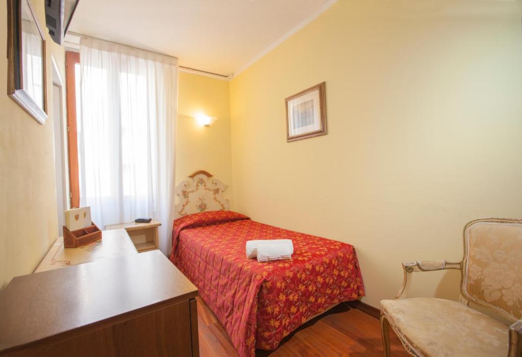 Llit o llits en una habitació de Hotel Malibran
