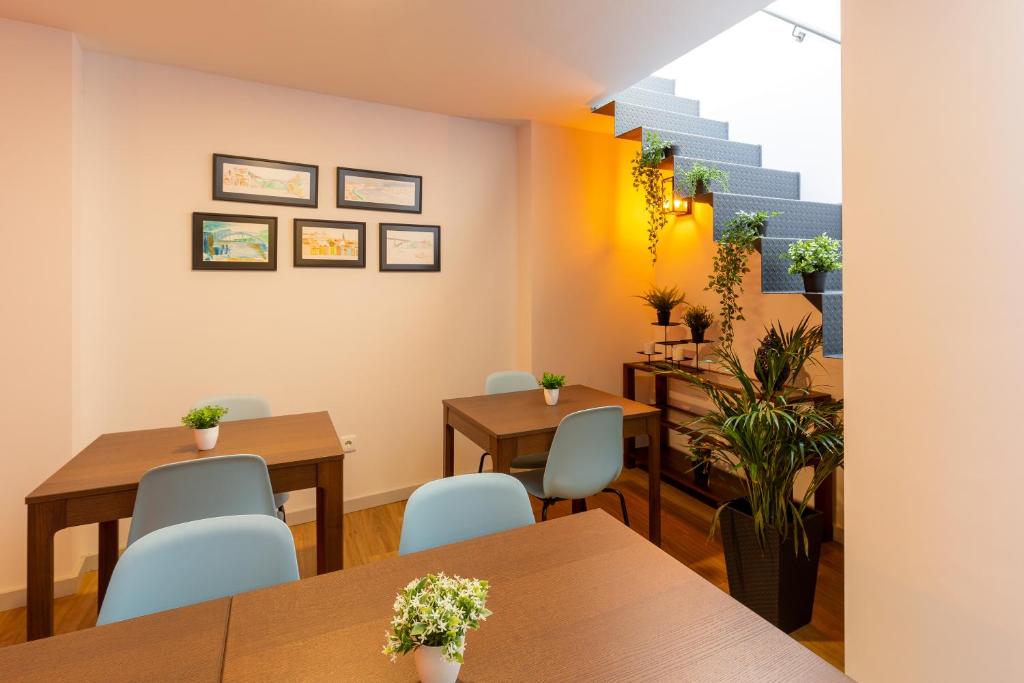 Uma área de estar em Serra do Pilar Porto Suites