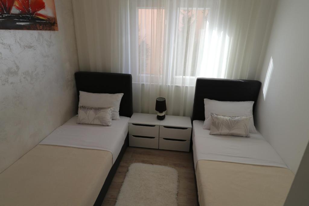 Postel nebo postele na pokoji v ubytování Apartmani Bilokapić Primošten