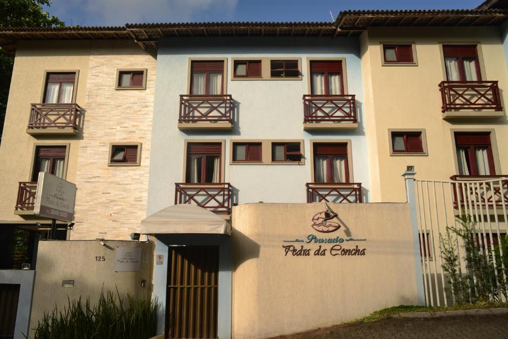 a building with a sign that reads prakrit art gallery at Hotel Pedra da Concha in Salvador