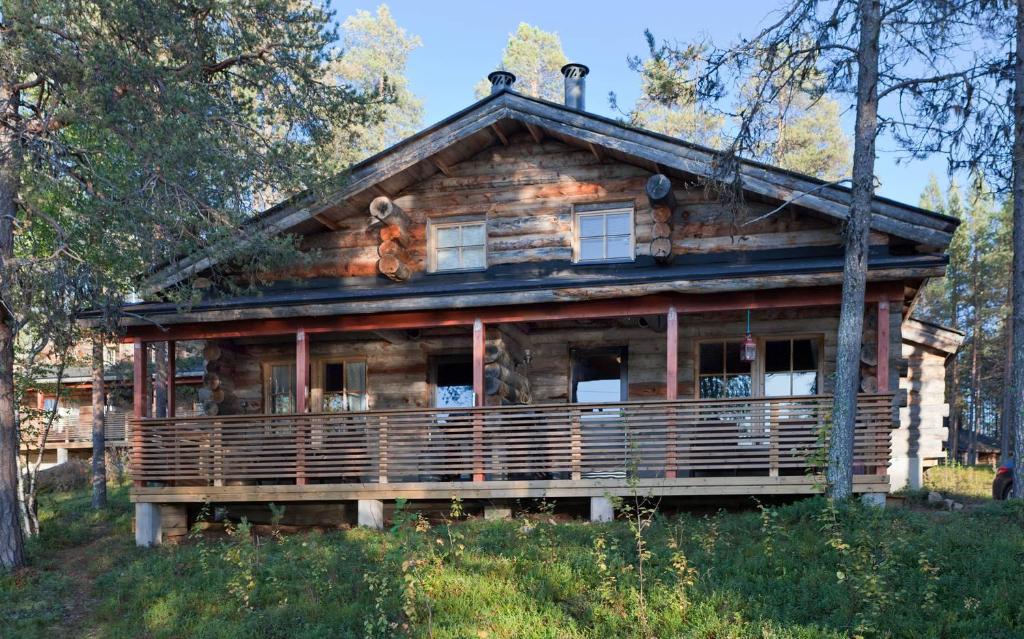 an old log cabin in the woods at Holiday Club Ylläs Apartments and Cottages in Äkäslompolo