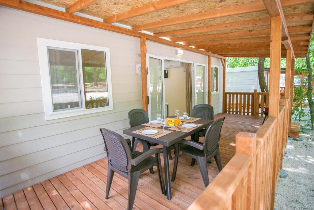 Balkón nebo terasa v ubytování Mobile homes Premium MAGNOLIA Bijela Uvala