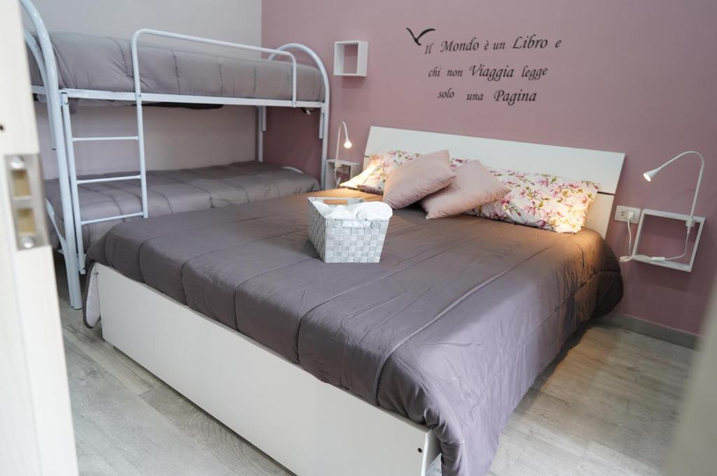 una camera con letto a castello e parete viola di Cristal Home a Napoli