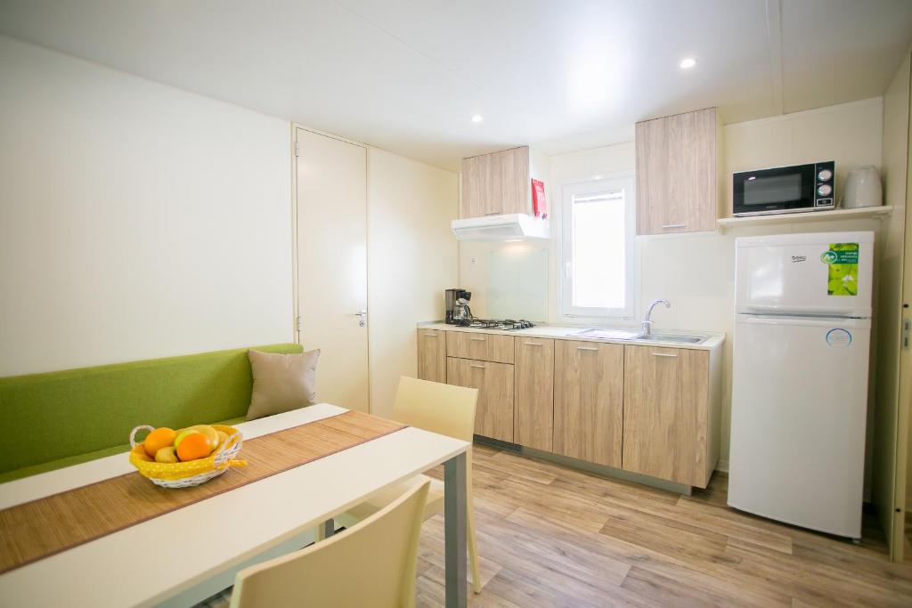 Kuchyň nebo kuchyňský kout v ubytování Mobile homes Premium MAGNOLIA Bijela Uvala