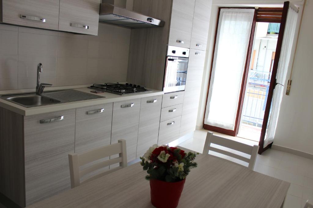 Kuchnia lub aneks kuchenny w obiekcie San Vitale House