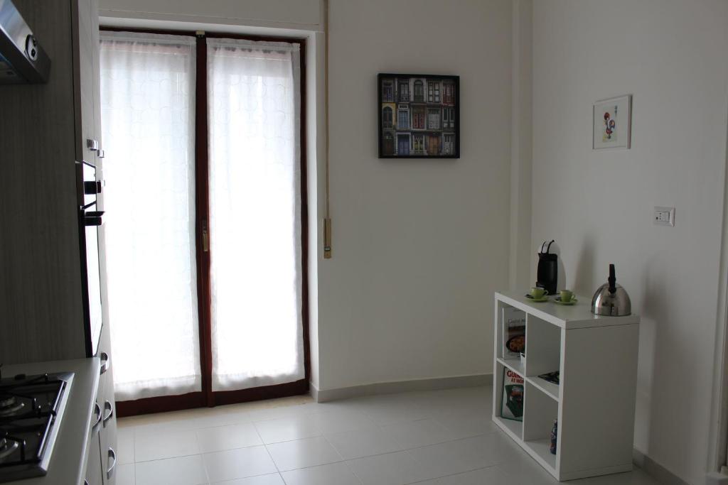 kuchnia z dużymi szklanymi drzwiami przesuwnymi w obiekcie San Vitale House w mieście Neapol