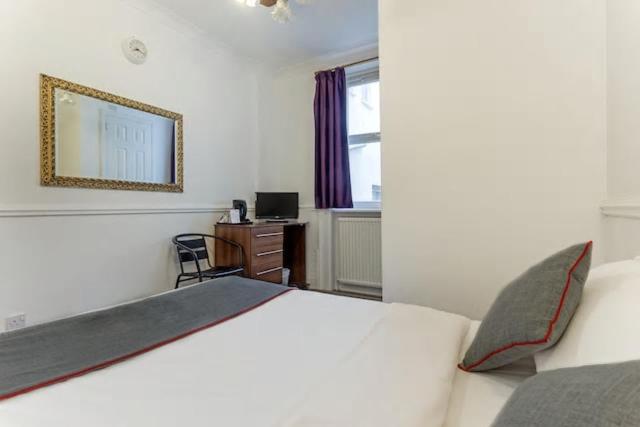 Postel nebo postele na pokoji v ubytování Enrico Hotel