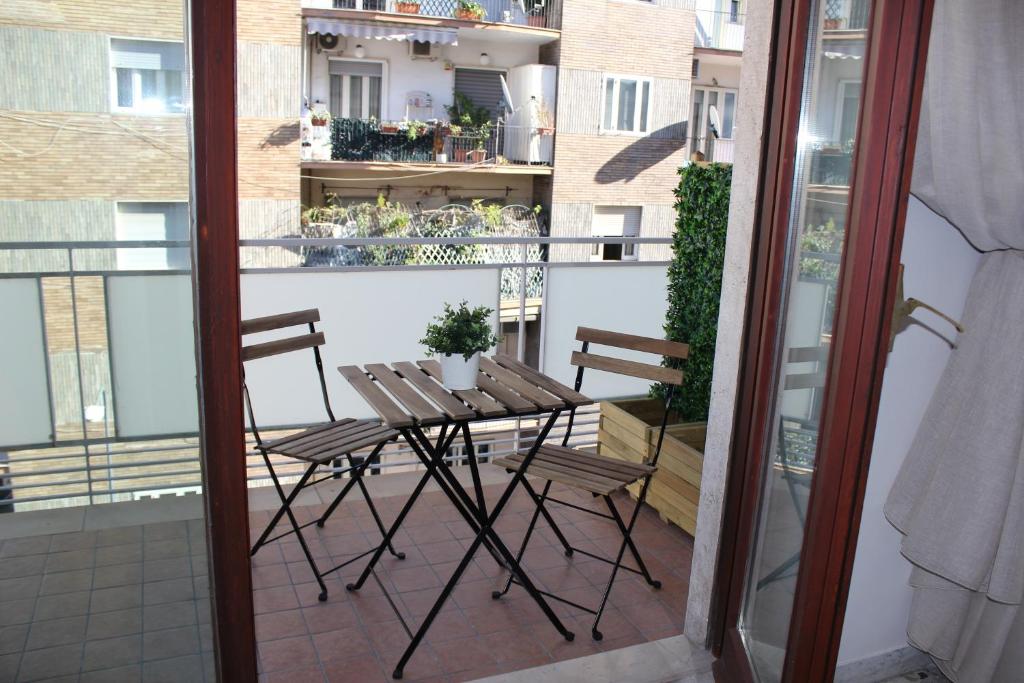 balkon ze stołem i krzesłami na balkonie w obiekcie San Vitale House w mieście Neapol