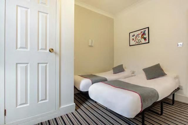 Postel nebo postele na pokoji v ubytování Enrico Hotel