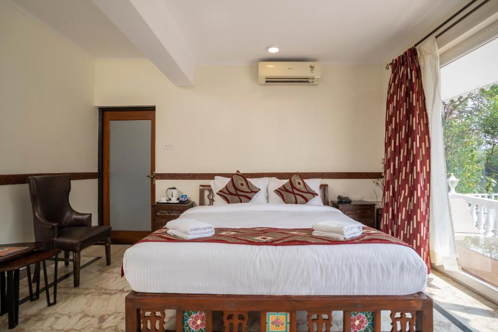 Postel nebo postele na pokoji v ubytování Stone Wood Riverfront Resort, Siolim