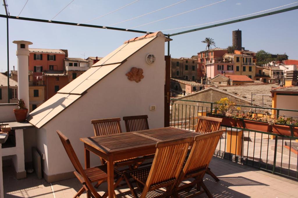 uma mesa e cadeiras na varanda de uma casa em la terrazza em Vernazza