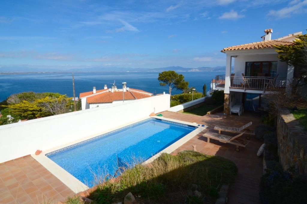 Cette villa dispose d'une piscine et offre une vue sur l'océan. dans l'établissement VILLA GARBINELL, à L'Escala