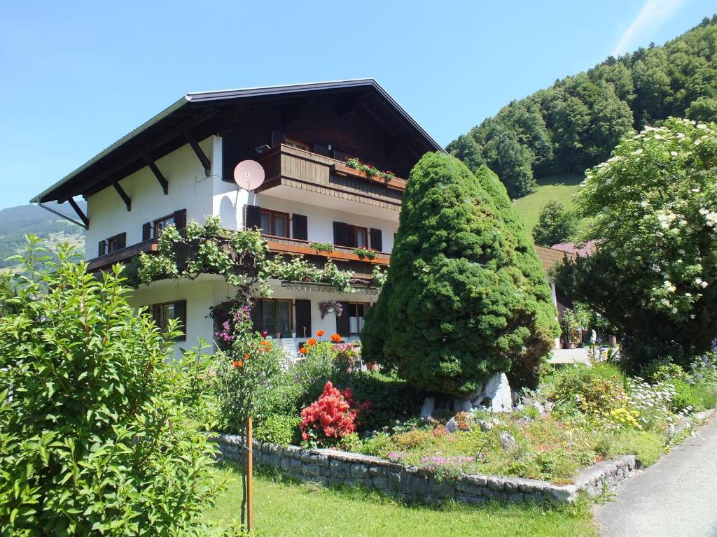 un edificio con un montón de flores delante de él en Haus Netzer Anita, en Schruns