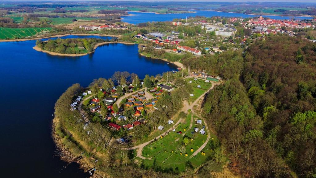 Luftblick auf eine kleine Insel in einem See in der Unterkunft Mobilheim und Blockhaus mit Seeblick in Sternberg