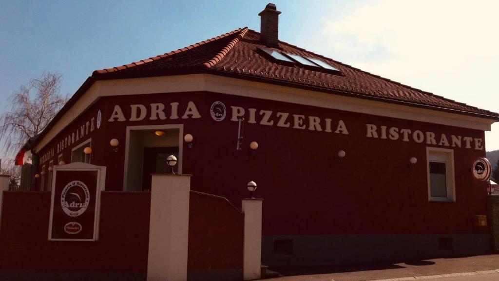 格洛格尼茨Ristorante Adria的侧面有标志的建筑物