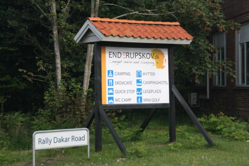 Enderupskov Camping & Cottages في Gram: علامة في العشب أمام المنزل